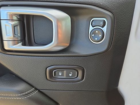 Used 2018 Jeep Wrangler Unlimited Sahara image 46