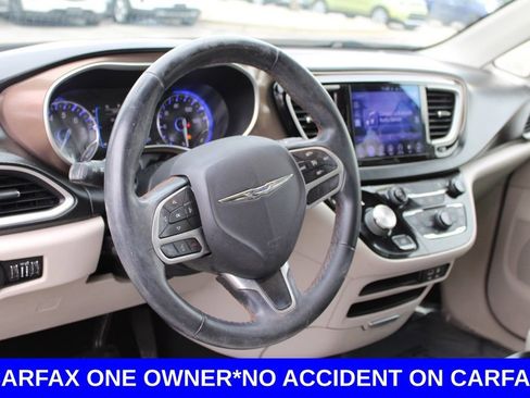 Used 2017 Chrysler Pacifica Touring-L image 18