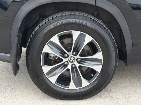 Used 2024 Toyota Highlander XLE AWD/4WD image 8