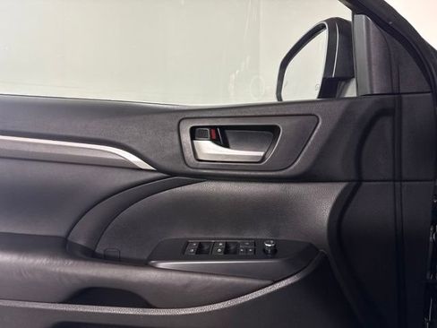 Used 2017 Toyota Highlander SE AWD/4WD image 29