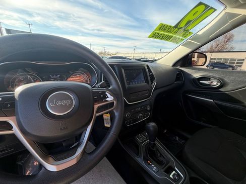 Used 2019 Jeep Cherokee Latitude w/ Popular Appearance Group FWD image 25