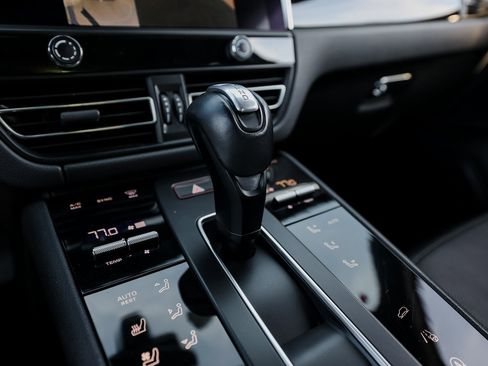 Certified 2023 Porsche Macan image 20