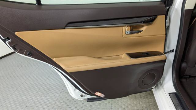 Used 2018 Lexus ES 350 w/ Luxury Package w/Wood Trim FWD image 15