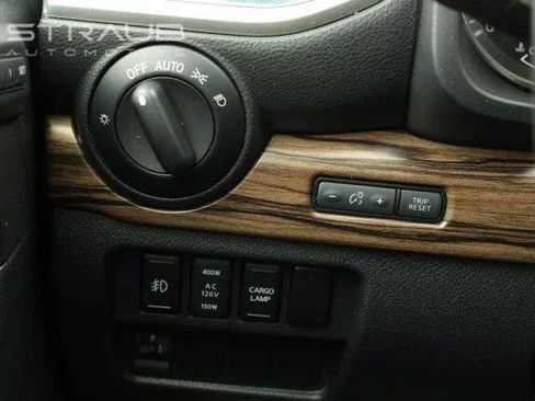 Used 2018 Nissan Titan SL AWD/4WD image 23