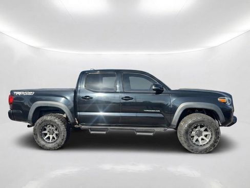 Used 2018 Toyota Tacoma TRD Off-Road w/ Technology Package AWD/4WD image 4