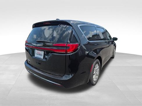 Used 2023 Chrysler Pacifica Touring-L FWD image 7