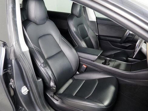 Used 2018 Tesla Model 3 Mid Range image 2