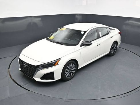 Used 2025 Nissan Altima 2.5 SV FWD image 34