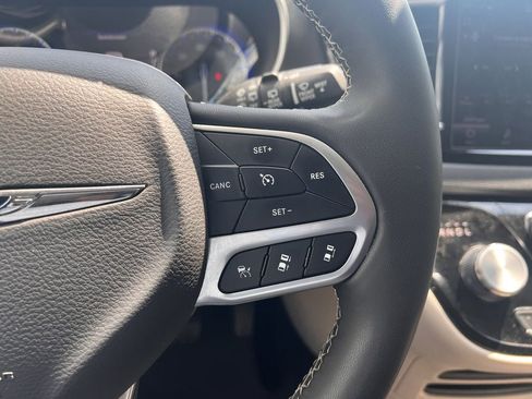 Used 2024 Chrysler Pacifica Touring-L FWD image 25