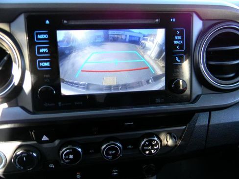 Used 2017 Toyota Tacoma TRD Off-Road image 19