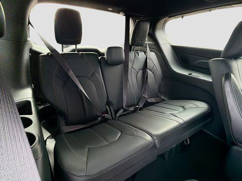 Used 2021 Chrysler Pacifica Touring-L w/ Uconnect Theater Family Group image 20