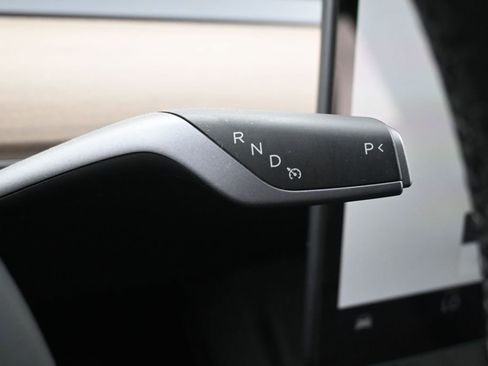 Used 2024 Tesla Model Y Long Range RWD image 22