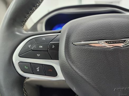 Used 2024 Chrysler Pacifica Touring-L image 16