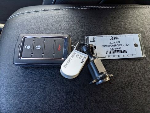 New 2025 Jeep Grand Cherokee L Laredo image 30