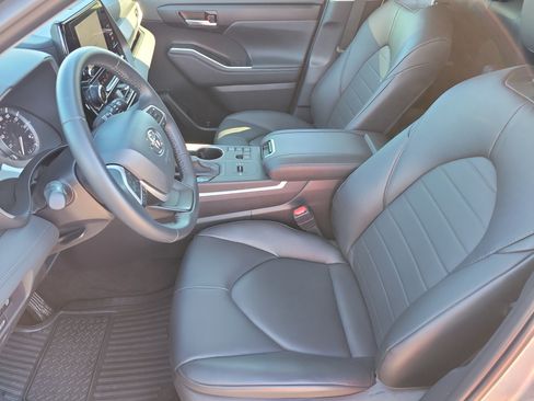 Used 2024 Toyota Highlander XLE FWD image 9