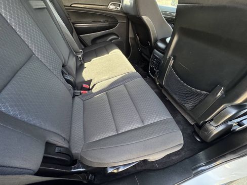 Used 2018 Jeep Grand Cherokee Laredo RWD image 19