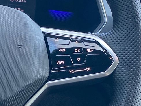 Certified 2022 Volkswagen Tiguan SE R-Line image 9