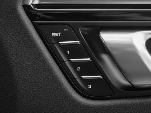 Used 2025 Porsche Macan image 21