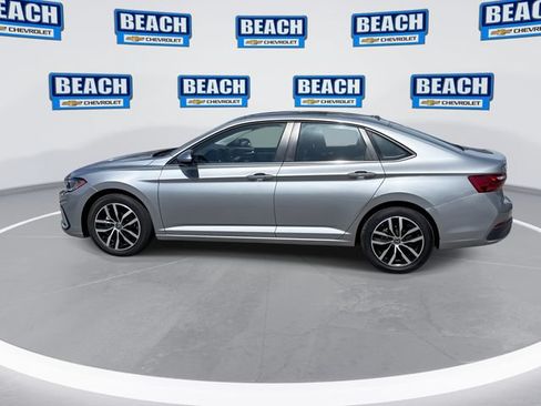 Used 2025 Volkswagen Jetta SE FWD image 5