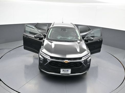 Used 2025 Chevrolet Trax LT w/ LT Convenience Package FWD image 44