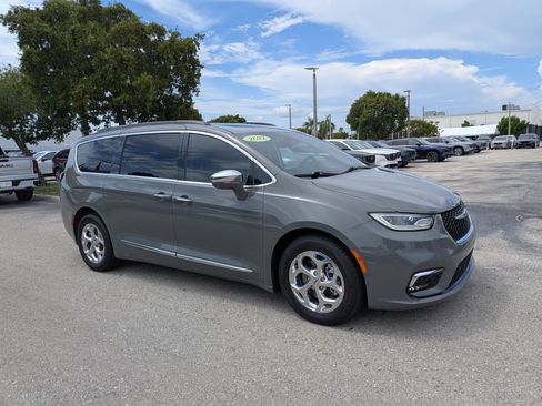 Used 2022 Chrysler Pacifica Limited FWD image 2