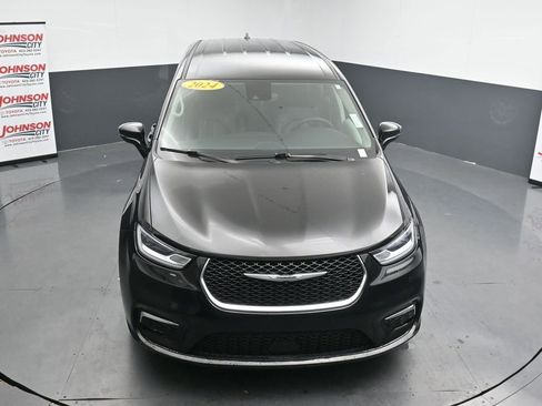 Used 2024 Chrysler Pacifica Touring-L FWD image 28
