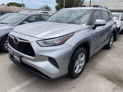 Used 2020 Toyota Highlander L FWD image 2