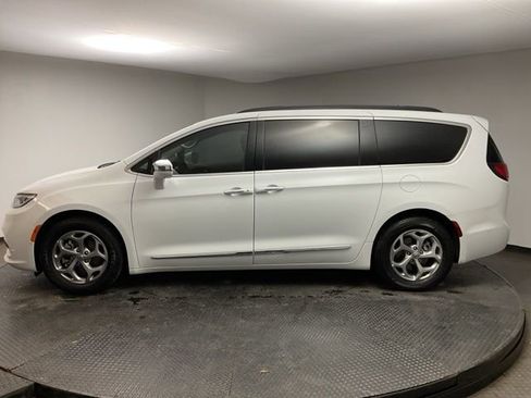 Used 2022 Chrysler Pacifica Limited image 4