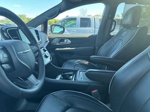 Used 2025 Chrysler Pacifica Limited FWD image 33