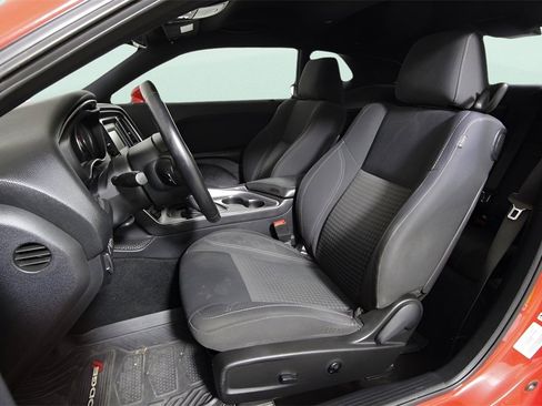Used 2016 Dodge Challenger SXT image 10