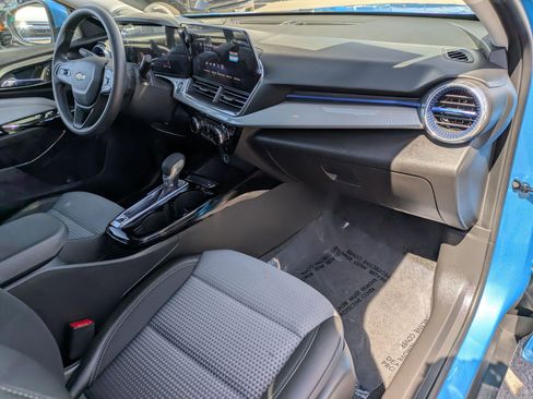 Used 2025 Chevrolet Trax LT w/ LPO, Blackout Package image 28