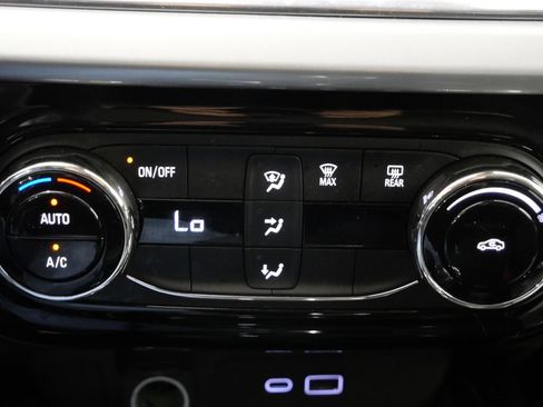 Used 2025 Chevrolet Trax LT FWD image 19