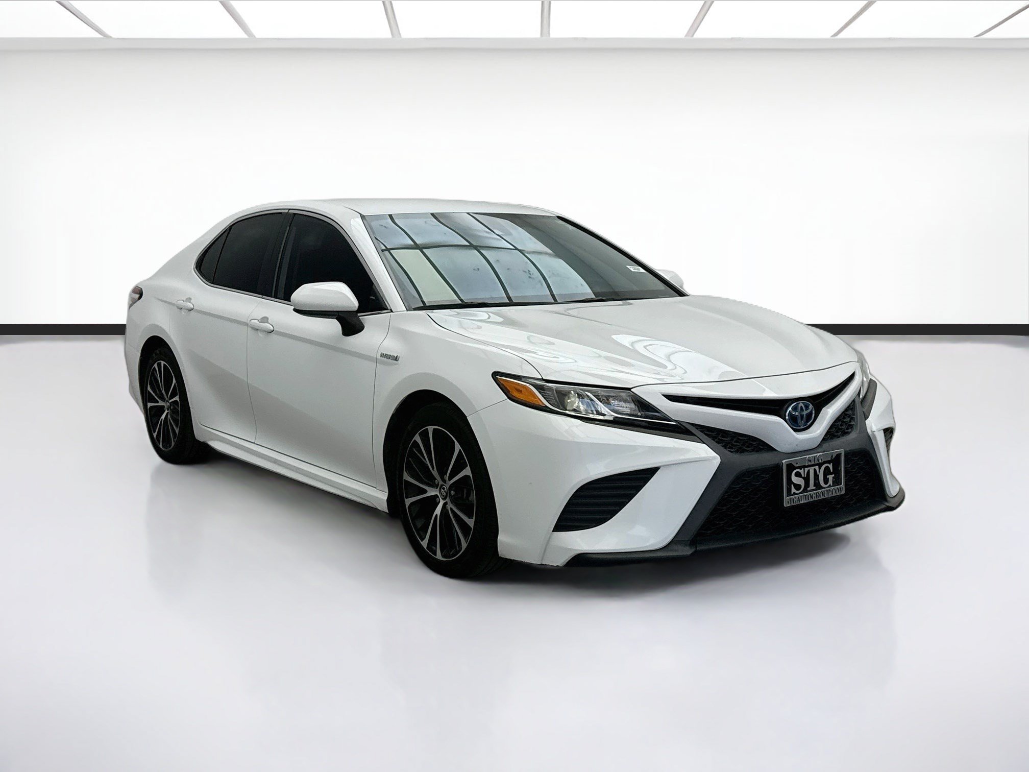 Used 2020 Toyota Camry SE w/ Carpet Mat Package FWD image 3