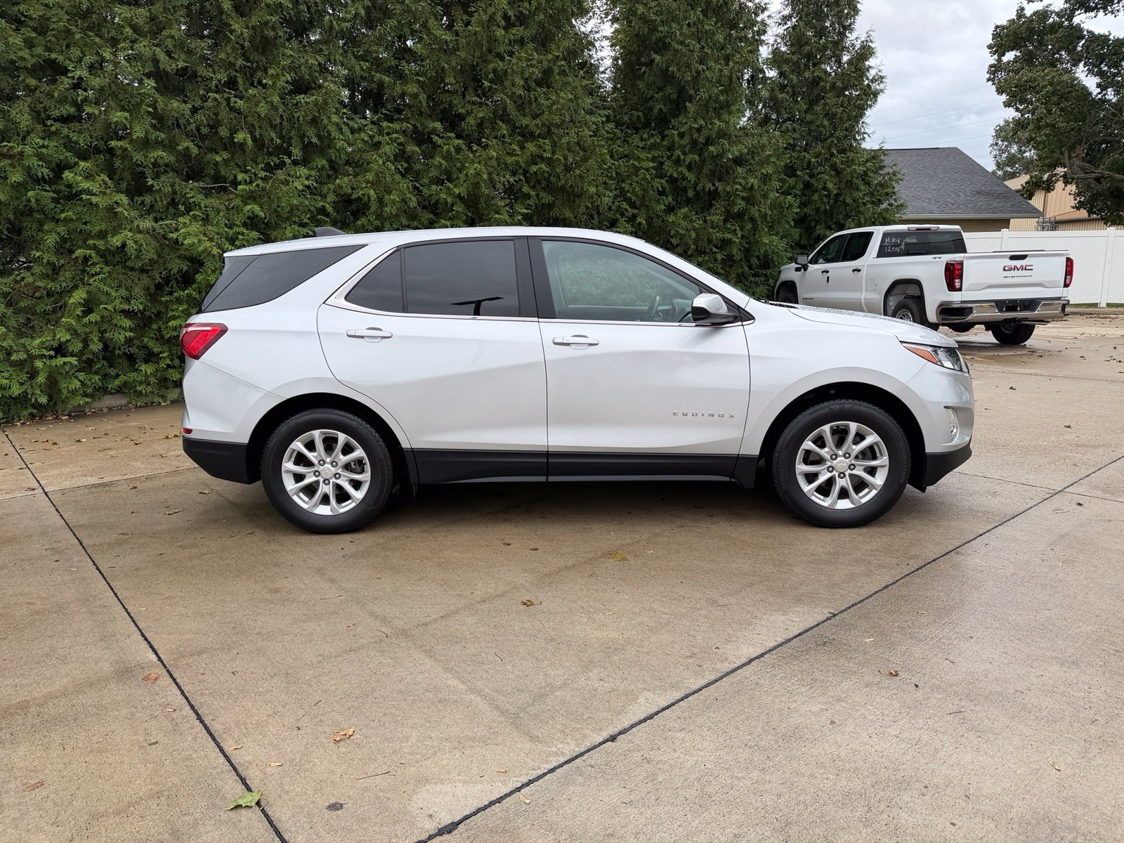 Used 2021 Chevrolet Equinox LT FWD image 2