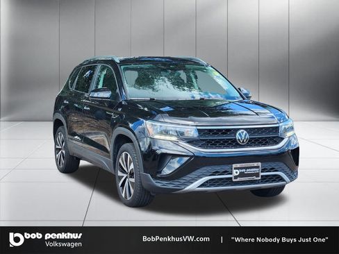 Used 2024 Volkswagen Taos SE FWD image 1