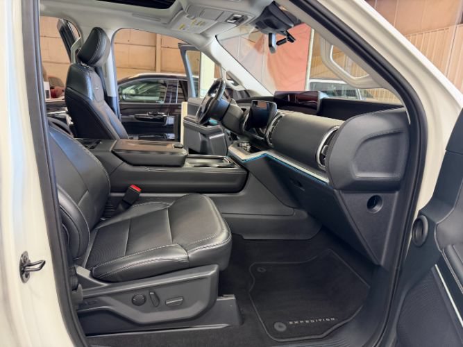 Used 2025 Ford Expedition Platinum w/ Driver's Package AWD/4WD image 28