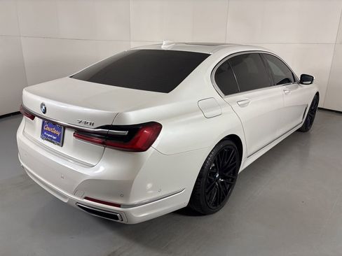 Used 2020 BMW 740i image 8