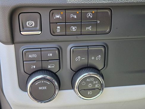 New 2025 Chevrolet Suburban Premier image 14