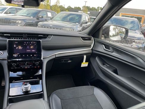 New 2025 Jeep Grand Cherokee Altitude image 7
