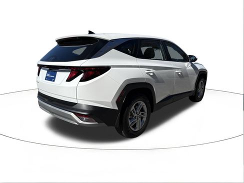 Certified 2025 Hyundai Tucson SE image 3