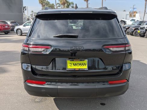 Used 2023 Jeep Grand Cherokee L Laredo image 6