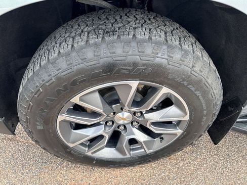 Used 2024 Chevrolet Suburban LT w/ Luxury Package image 39