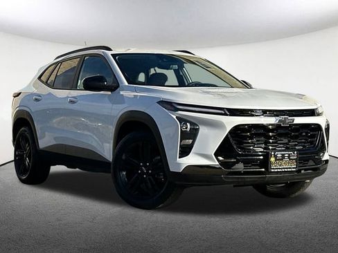 Used 2024 Chevrolet Trax ACTIV w/ Driver Confidence Package image 2