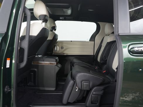 Used 2025 Toyota Sienna Platinum image 19