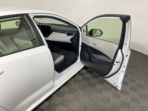 Used 2025 Toyota Corolla LE image 34