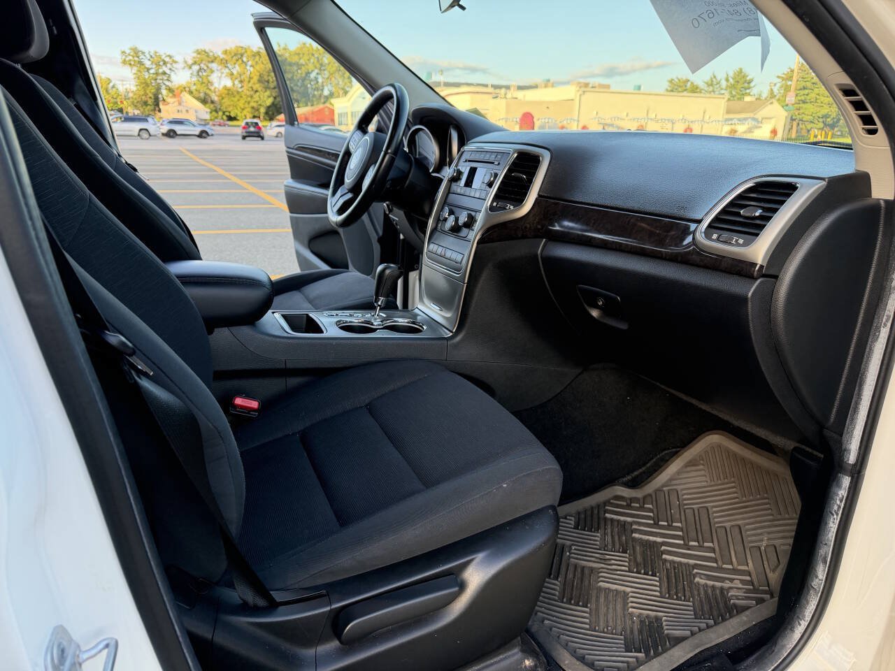 Used 2012 Jeep Grand Cherokee Laredo w/ Laredo E Group AWD/4WD image 11