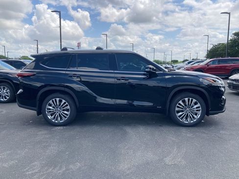 New 2026 Toyota Highlander Platinum AWD/4WD image 4