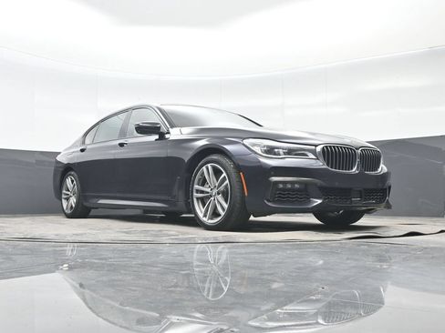 Used 2018 BMW 750i xDrive AWD/4WD image 36