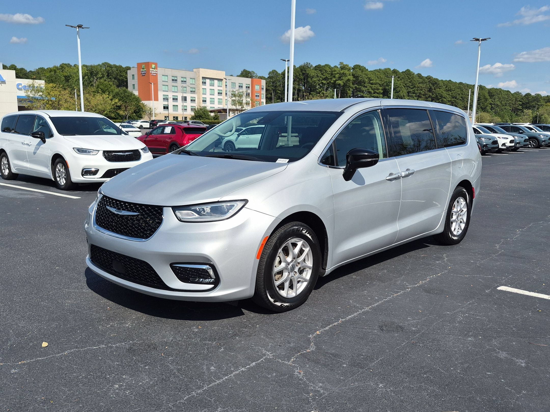 Used 2024 Chrysler Pacifica Touring-L FWD image 7