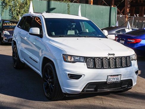Used 2018 Jeep Grand Cherokee Altitude image 3